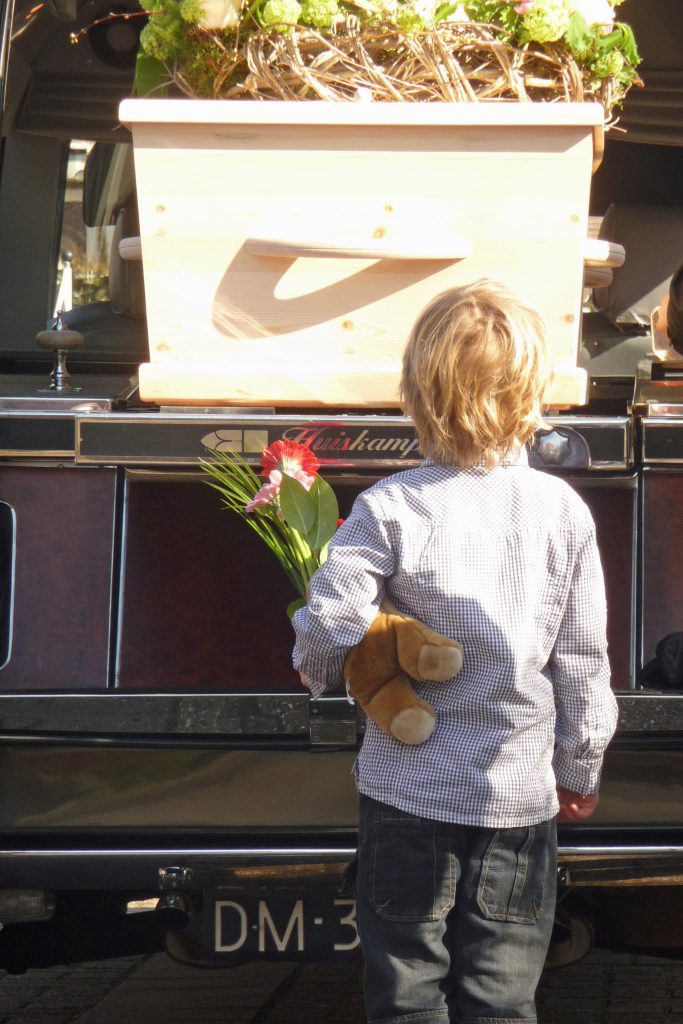 Jasper bij Dailmer met kist van oma
